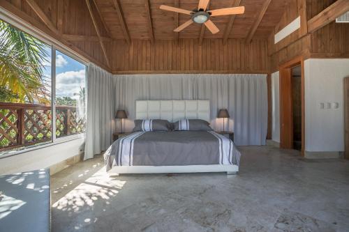 ein Schlafzimmer mit einem Bett und einem Deckenventilator in der Unterkunft Balcones Beach Penthouse in Las Terrenas