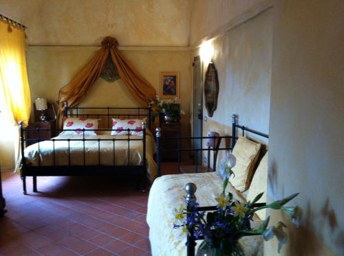 En eller flere senge i et værelse på Castello Di Frassinello