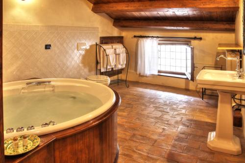 baño grande con bañera y lavamanos en Castello Di Petroia Dimora d'Epoca, en Gubbio