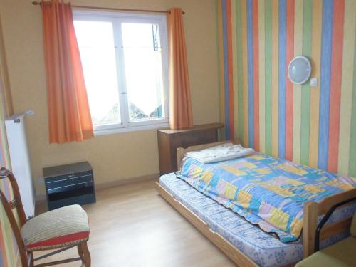 une petite chambre avec un lit et une fenêtre dans l'établissement Gîte 3 km centre ville de BLOIS, à Villebarou
