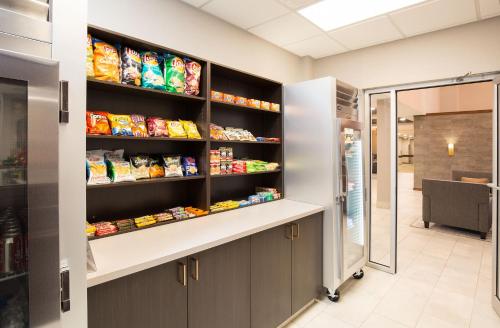 Dapur atau dapur kecil di Pomeroy Inn & Suites Prince George