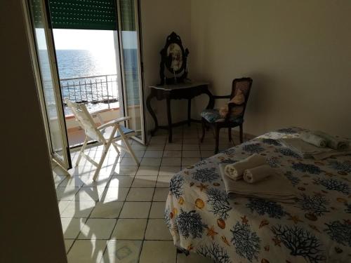 Postel nebo postele na pokoji v ubytování Tana delle Sirene Cilento Coast Acciaroli Sea Pollica