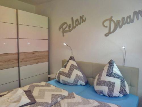 Un dormitorio con una cama con dos almohadas encima. en Ferienwohnung zum Yachthafen, en Waren