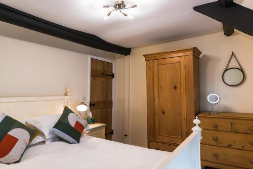 Letto o letti in una camera di Luxury 3 Bed flat in the centre of Woodstock