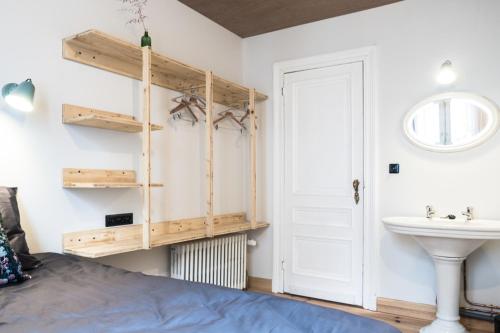 een slaapkamer met een bed en een wastafel bij 22b&b in Antwerpen