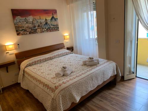 ローマにあるCasa Loryのベッドルーム1室(ベッド1台、タオル2枚付)
