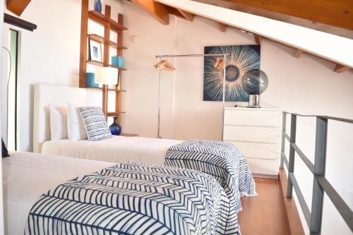Łóżko lub łóżka w pokoju w obiekcie Architect-Designed Loft in a Historic Hilltop Neighborhood