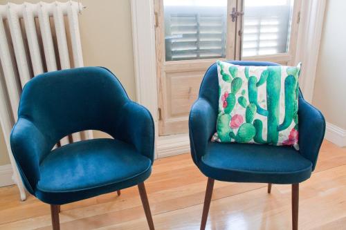 a blue chair and a pillow in a room at Vut carretas 21 in Madrid