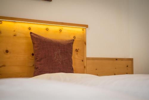 Una cama o camas en una habitación de Hotel Alpenrast
