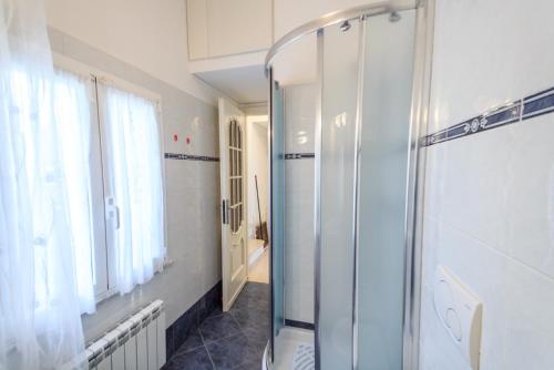 - Baño con ducha a ras de suelo y puerta de cristal en Appartamento a 30 metri dal mare en Varazze