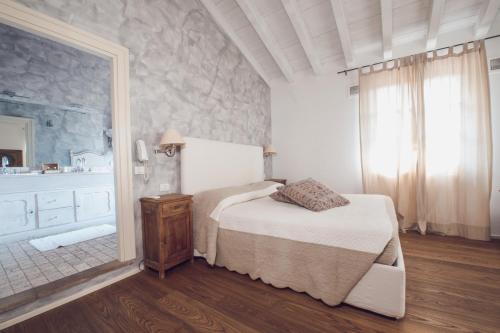 מיטה או מיטות בחדר ב-La Favola Sirmione