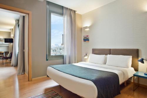 Llit o llits en una habitació de Bonavista Apartments - Pedrera