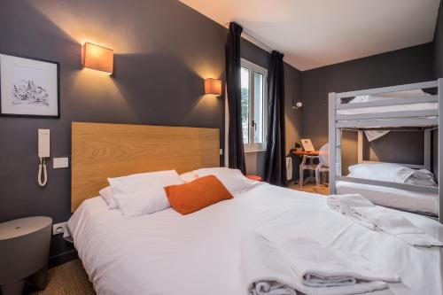 a bedroom with a bed and a bunk bed at L'Île Ô Château in Noirmoutier-en-l'lle