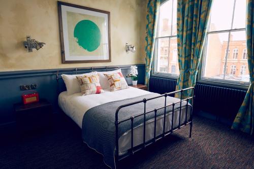 Tempat tidur dalam kamar di Frederick Street Townhouse