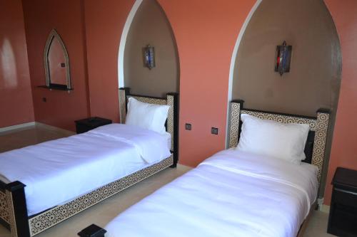 Una cama o camas en una habitación de Inyan Dakhla Hotel
