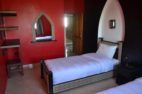 Una cama o camas en una habitación de Inyan Dakhla Hotel