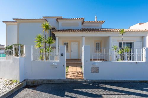 Villa Gui by Gabi Miguel
