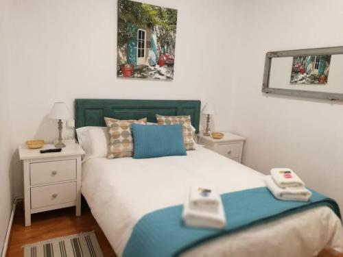 sypialnia z łóżkiem i 2 szafkami nocnymi w obiekcie Apartamento Vive en Maravillas w Madrycie