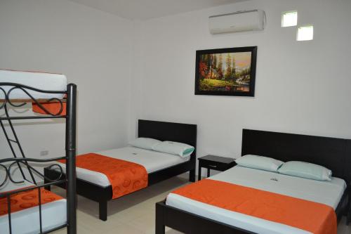 Zimmer mit 2 Etagenbetten und einer Leiter in der Unterkunft Hotel la Colina in Venadillo