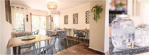 um quarto com uma mesa e um vaso no balcão em LilyRose Bed & Breakfast em Pretoria