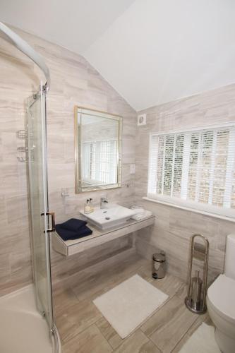 Bilik mandi di The Old Rectory