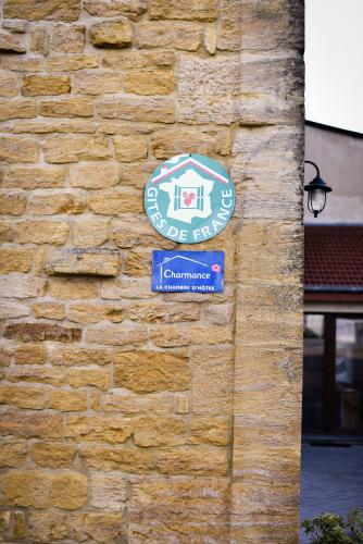 a blue sign on the side of a brick building at Chambres d'Hôtes La Fraiseraie in Tellancourt
