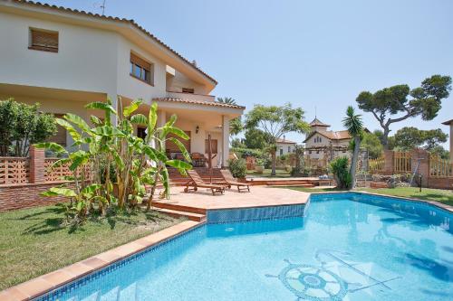 Villa El Faro by Hello Homes Sitgesの敷地内または近くにあるプール