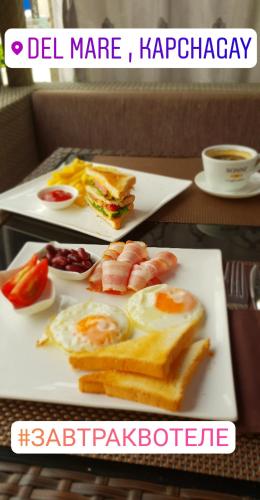 twee borden ontbijtproducten op een tafel bij Del Mare in Kapchagay