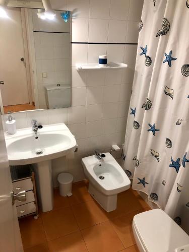 Ένα μπάνιο στο Apartaments S'Arenella
