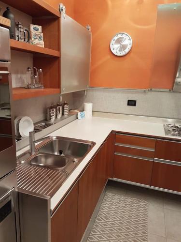 a kitchen with a sink and a clock on the wall at Residenza Annalisa in Torri di Quartesolo