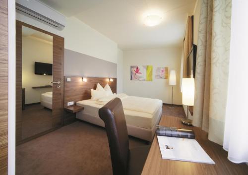 Postel nebo postele na pokoji v ubytování Hotel Römerstube