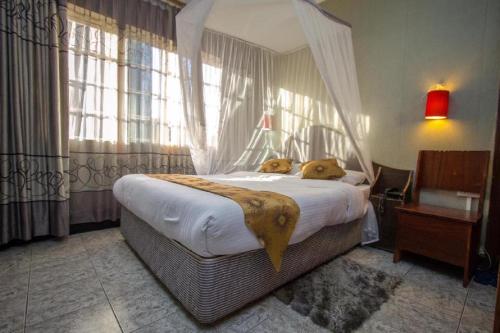 una camera da letto con un letto con due orsacchiotti sopra di Hotel Embassy a Nairobi