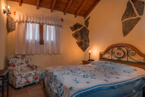AyagauresにあるFinca Artemi Carretera Ayagauresのベッドルーム1室(ベッド1台、椅子付)