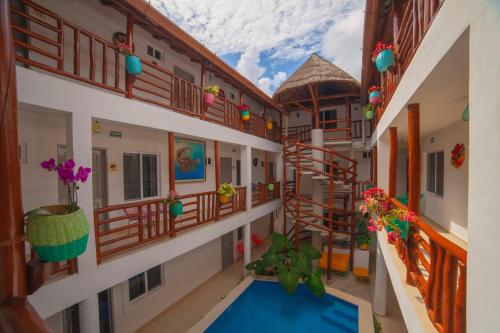 Blick auf den Innenhof eines Gebäudes mit Pool in der Unterkunft Mestizo Gallery in Tulum