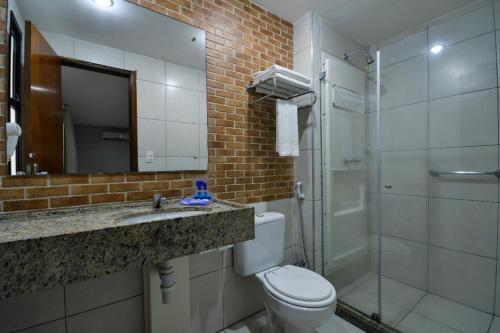 uma casa de banho com um WC, um lavatório e um chuveiro em Littoral Express em João Pessoa