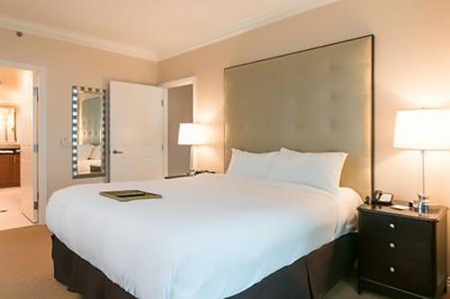 un grand lit blanc dans une chambre d'hôtel dans l'établissement MGM Signature, à Las Vegas