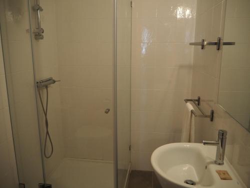 a bathroom with a shower and a sink at Casa AUGUSTA in Lagos