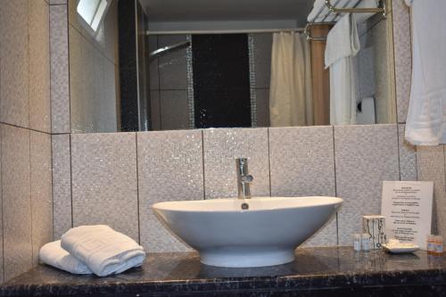 A bathroom at Marinis Boutique Rooms