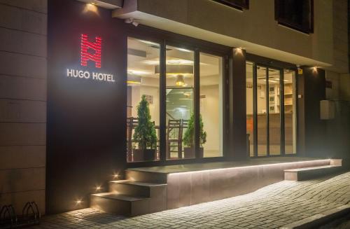 znak hotelu hico na boku budynku w obiekcie Hugo Hotel w Warnie