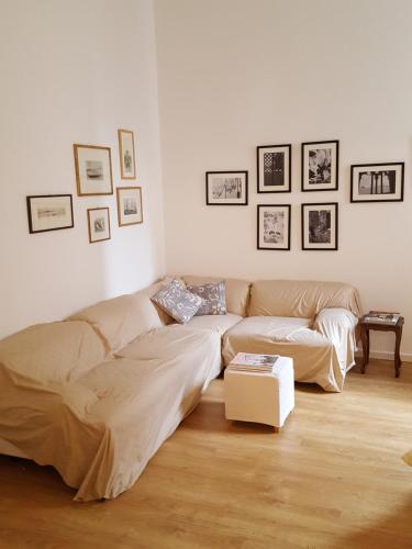 ein Wohnzimmer mit einem Sofa und einem Tisch in der Unterkunft Casa Barzizza in Venedig