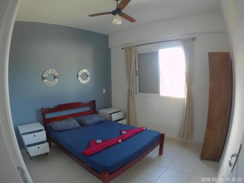 Säng eller sängar i ett rum på Beach House Itaguá Apartamento 1 - Em Ubatuba a 300m da orla mais charmosa, com excelente localização