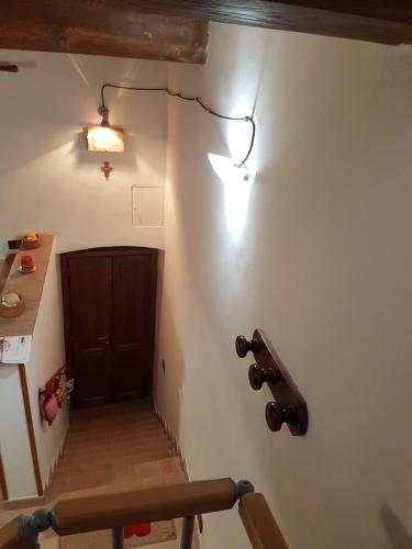 a hallway with a door and a light on the wall at Casa Ernesto-AMICA DEI CICLISTI in Acquasparta