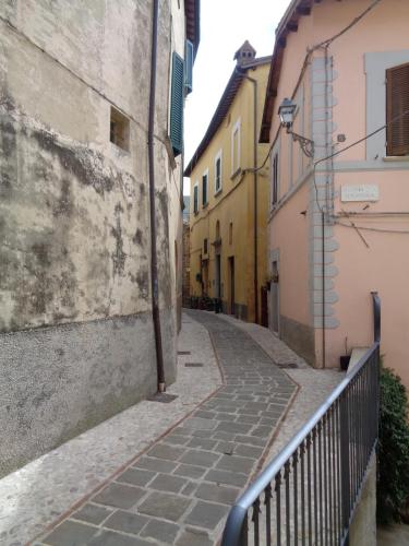 an alley in an old town with buildings at Casa Ernesto-AMICA DEI CICLISTI in Acquasparta