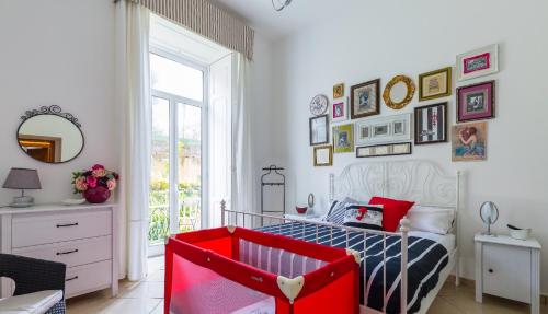 ナポリにあるDomus Claudianaのベッドルーム1室(赤い椅子付)