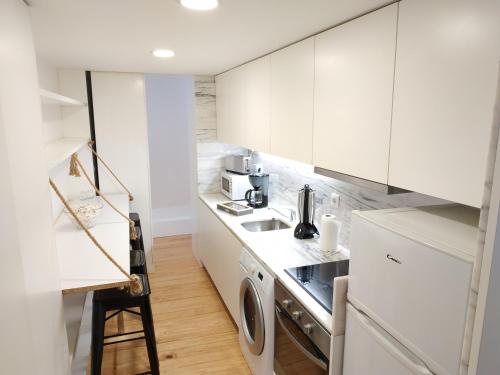 波多的住宿－ML Apartments River，白色的厨房配有水槽和洗碗机