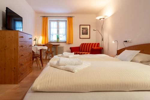 Een bed of bedden in een kamer bij Gasthof zum Stern