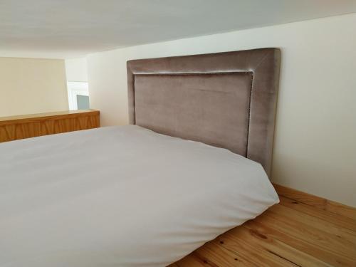 波多的住宿－ML Apartments River，一张带皮革床头板的床