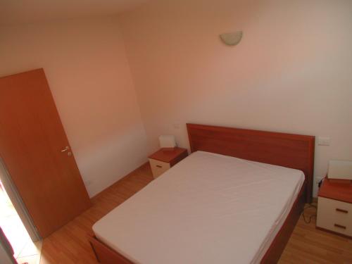 una piccola camera con un letto e due comodini di "Il Terrazzo" Apartment a Colico