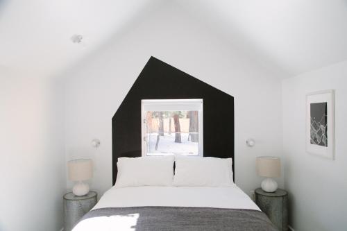um quarto com uma cama e uma cabeceira em preto e branco em Colorado Lodge em Big Bear Lake