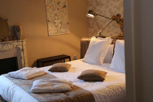 - une chambre avec un lit et 2 oreillers dans l'établissement Domaine de Senercy, à Séry-lès-Mézières
